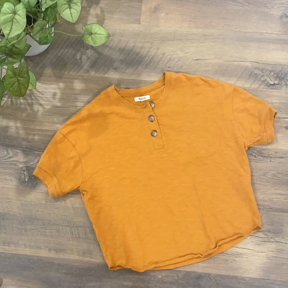 Madewell || ‘Raw Edge Henley Tee’ Burnished Caramel - Picture 3 of 9